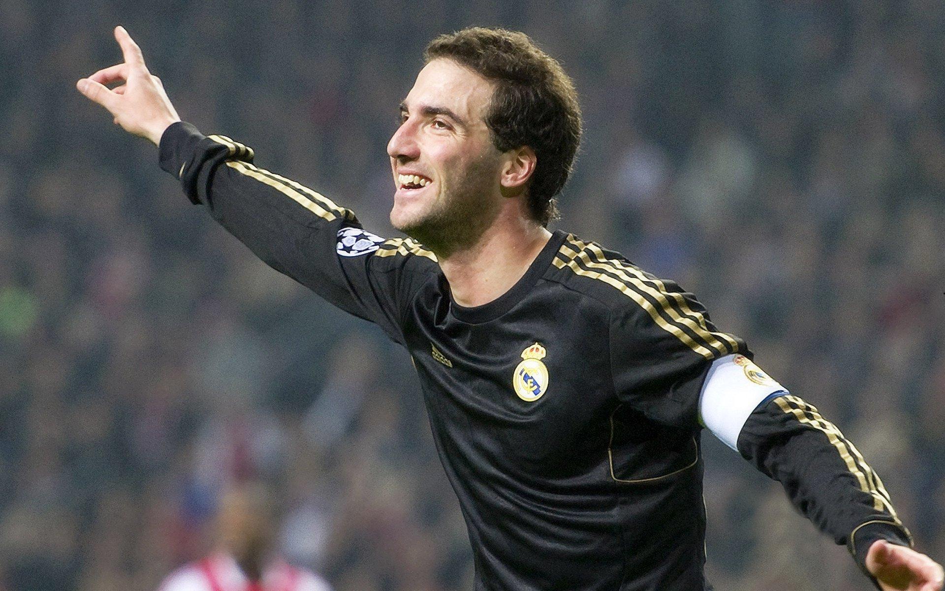 UFC格斗之夜，安德拉德重拳出击，席尔瓦地面技惊四座，激战五回合决出胜负