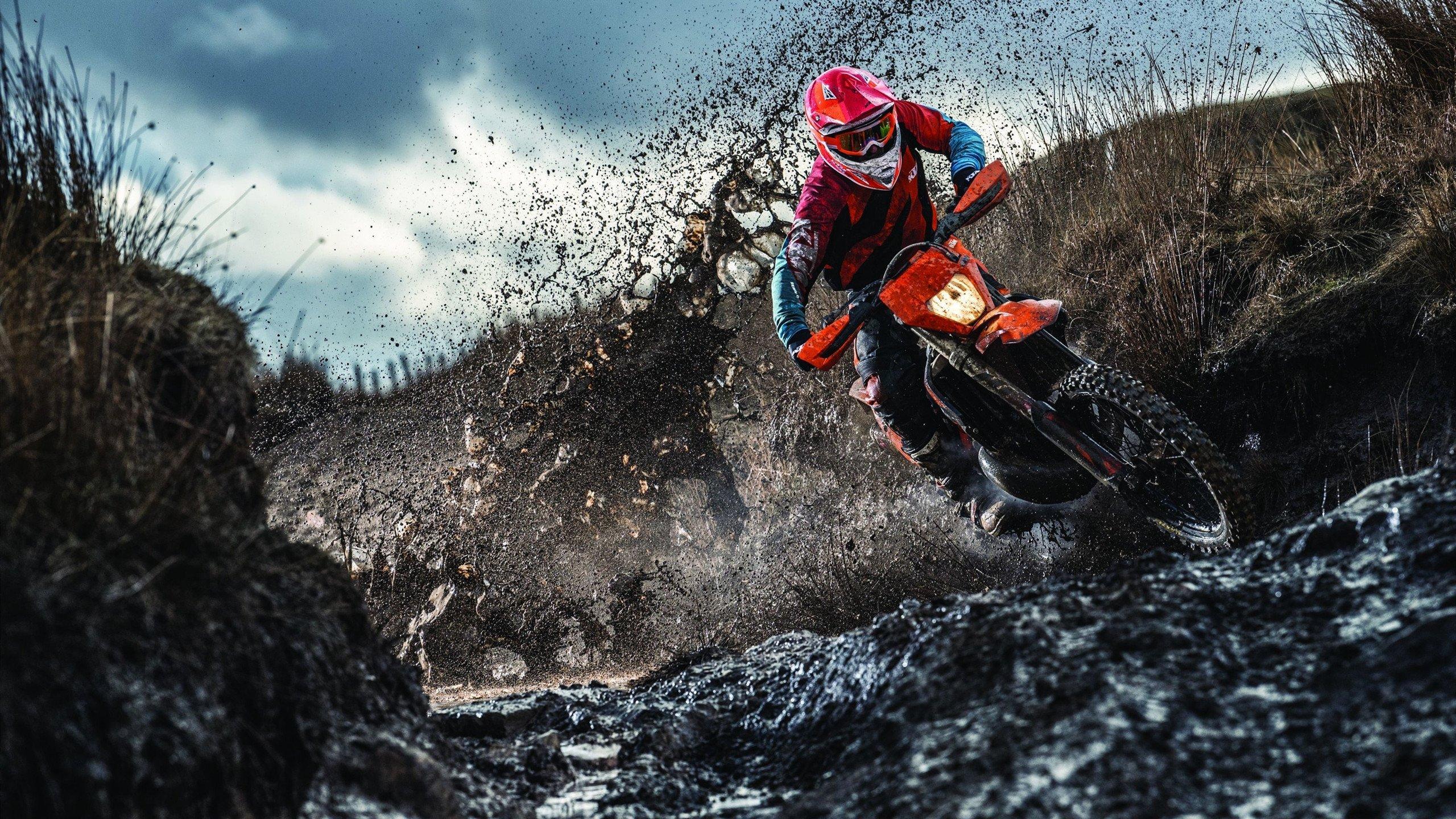 英超赛场惊现离奇抗议事件 球迷冲入场内将脖子绑上球门柱